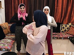 Hijaab Sex Gang Bang Vedio Com - Hijab partie se transforme en reverse gangbang avec BBC